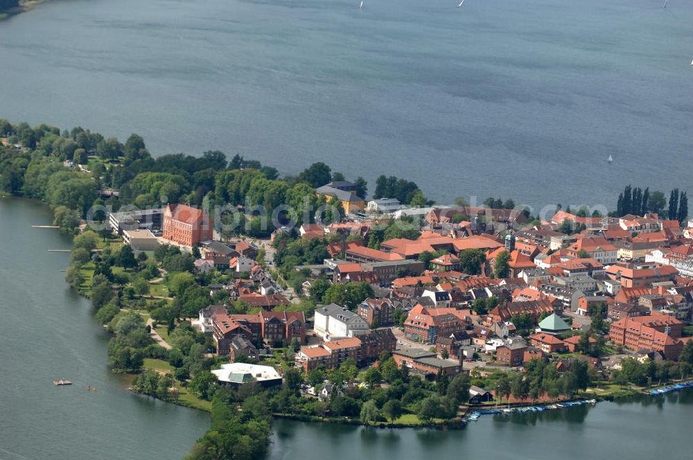 Aerial photograph Ratzeburg - Blick auf die Altstadtinsel der Stadt Ratzeburg in Schleswig-Holstein. Ratzeburg ist die Kreisstadt des Kreises Herzogtum Lauenburg und ist auf Grund ihrer Lage auf einer lediglich durch drei Dämme mit dem Festland verbundenen Insel als „Inselstadt“ bekannt.