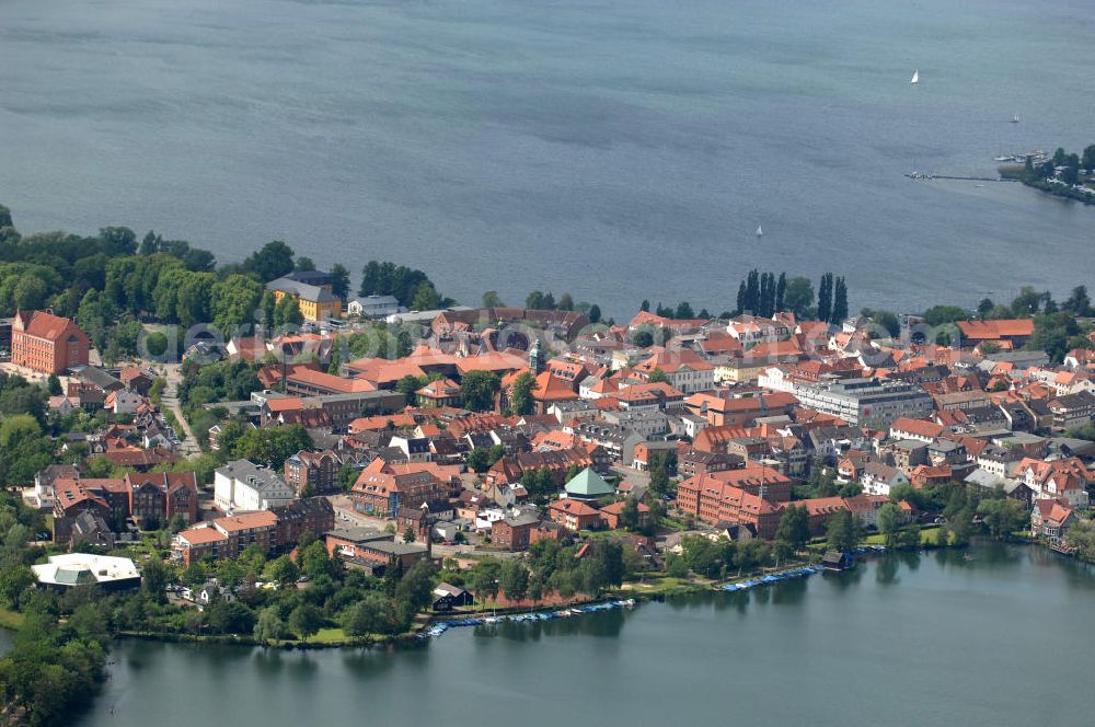 Ratzeburg from above - Blick auf die Altstadtinsel der Stadt Ratzeburg in Schleswig-Holstein. Ratzeburg ist die Kreisstadt des Kreises Herzogtum Lauenburg und ist auf Grund ihrer Lage auf einer lediglich durch drei Dämme mit dem Festland verbundenen Insel als „Inselstadt“ bekannt.