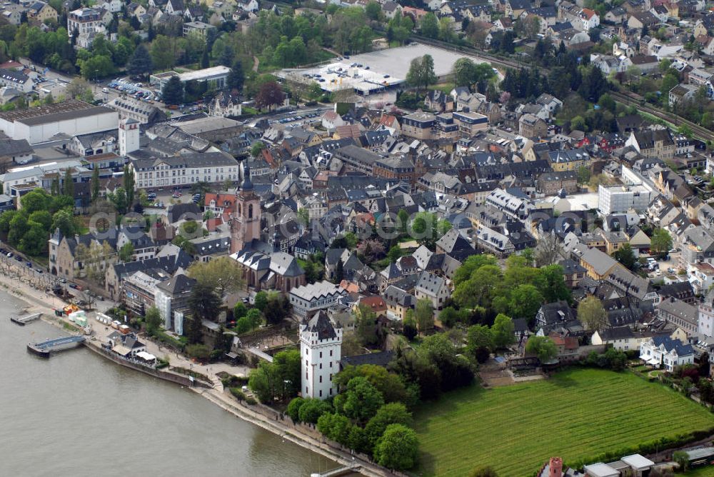 Eltville from above - Blick auf den Altstadtkern der Stadt Eltville mit der Kurfürstliche Burg Eltville und der katholischen Pfarrkirche der Pfarrgemeinde St. Peter und Paul. Tourist_Information der Stadt Eltville Rheingauer Straße 28, 65343 Eltville am Rhein, Tel.: 06123 9098-0, Fax: 06123 9098-90, E-Mail: touristik@eltville.de