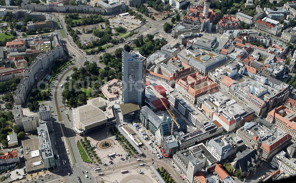 Aerial image Leipzig - Baustelle vom Neubau des Hauptgebäudes der UNI Leipzig, 4.BA am Hochhaus des MDR am Augustusplatz in 04275 Leipzig. Es entsteht ein Neubau der Aula als multifunktionales und repräsentatives Herzstück im entstehnden Campus der Universität Leipzig am Augustusplatz neben dem Hohlen Zahn, dem MDR- Hochhaus. Construction onto the main building of the University of Leipzig.