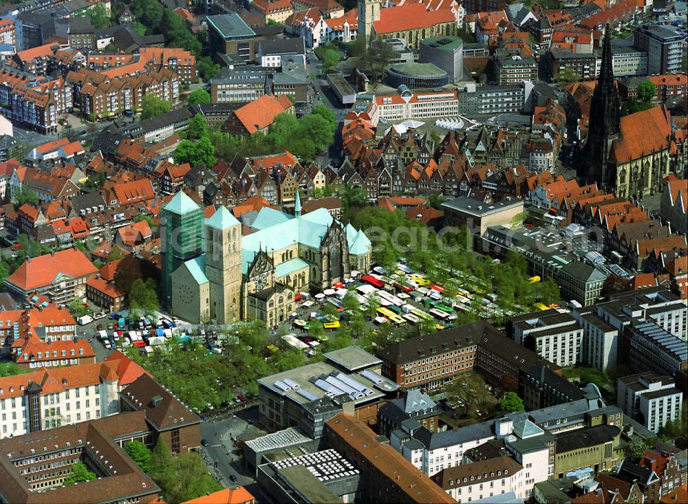 Münster from the bird's eye view: Der Domplatz St.-Paulus-Dom mit Domplatz bildet den Mittelpunkt des malerischen Zentrums der Westfalenmetropole Münster. The Cathedral Square of St. Paul's Cathedral, with Cathedral Square is the heart of the picturesque center of the Westphalian city of Münster.