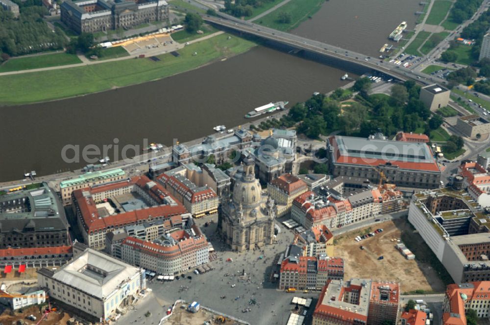 Aerial photograph Dresden - Blick auf das Altstadtzentrum am Dresdner Elbufer zwischen Augustusbrücke und Carolabrücke (rechts). In der Bildmitte die wiederhergestellte Dresdner Frauenkirche, Coselpalais und die Brühlsche Terasse. View of the old town center on the banks of the Elbe between Dresden Augustus Bridge and Carola Bridge (right). In the middle of the restored Frauenkirche in Dresden, Cosel Palais and the Brühl Terrace.