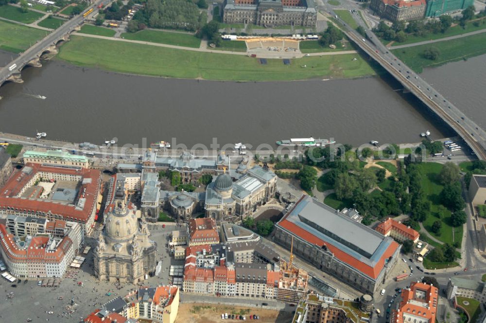 Dresden from above - Blick auf das Altstadtzentrum am Dresdner Elbufer zwischen Augustusbrücke und Carolabrücke (rechts). In der Bildmitte die wiederhergestellte Dresdner Frauenkirche, Coselpalais und die Brühlsche Terasse. View of the old town center on the banks of the Elbe between Dresden Augustus Bridge and Carola Bridge (right). In the middle of the restored Frauenkirche in Dresden, Cosel Palais and the Brühl Terrace.