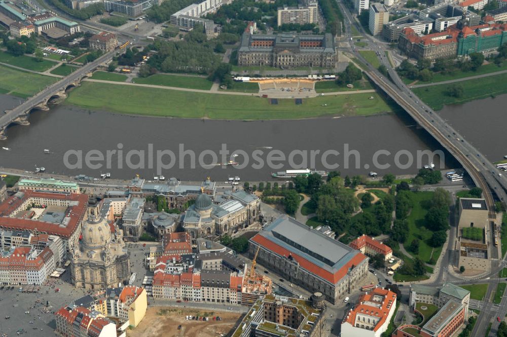 Aerial photograph Dresden - Blick auf das Altstadtzentrum am Dresdner Elbufer zwischen Augustusbrücke und Carolabrücke (rechts). In der Bildmitte die wiederhergestellte Dresdner Frauenkirche, Coselpalais und die Brühlsche Terasse. View of the old town center on the banks of the Elbe between Dresden Augustus Bridge and Carola Bridge (right). In the middle of the restored Frauenkirche in Dresden, Cosel Palais and the Brühl Terrace.