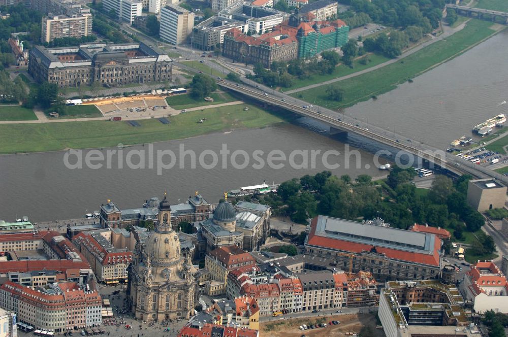 Dresden from above - Blick auf das Altstadtzentrum am Dresdner Elbufer zwischen Augustusbrücke und Carolabrücke (rechts). In der Bildmitte die wiederhergestellte Dresdner Frauenkirche, Coselpalais und die Brühlsche Terasse. View of the old town center on the banks of the Elbe between Dresden Augustus Bridge and Carola Bridge (right). In the middle of the restored Frauenkirche in Dresden, Cosel Palais and the Brühl Terrace.