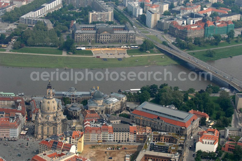 Dresden from the bird's eye view: Blick auf das Altstadtzentrum am Dresdner Elbufer zwischen Augustusbrücke und Carolabrücke (rechts). In der Bildmitte die wiederhergestellte Dresdner Frauenkirche, Coselpalais und die Brühlsche Terasse. View of the old town center on the banks of the Elbe between Dresden Augustus Bridge and Carola Bridge (right). In the middle of the restored Frauenkirche in Dresden, Cosel Palais and the Brühl Terrace.