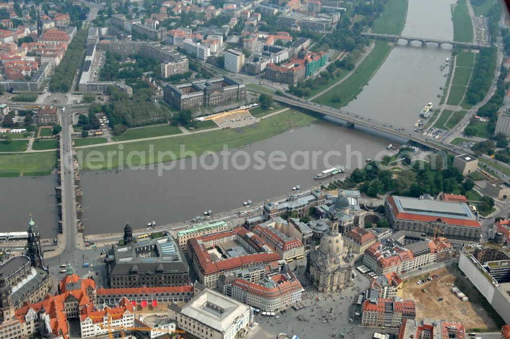 Aerial image Dresden - Blick auf das Altstadtzentrum am Dresdner Elbufer zwischen Augustusbrücke und Carolabrücke (rechts). In der Bildmitte die wiederhergestellte Dresdner Frauenkirche, Coselpalais und die Brühlsche Terasse. View of the old town center on the banks of the Elbe between Dresden Augustus Bridge and Carola Bridge (right). In the middle of the restored Frauenkirche in Dresden, Cosel Palais and the Brühl Terrace.