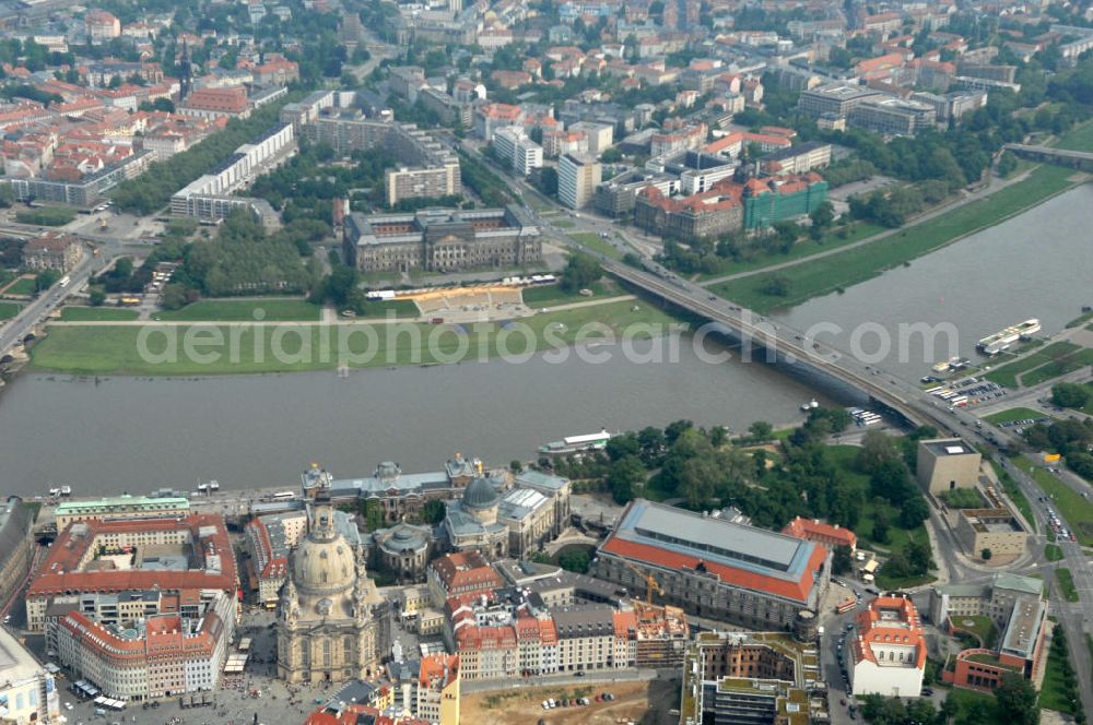 Aerial photograph Dresden - Blick auf das Altstadtzentrum am Dresdner Elbufer zwischen Augustusbrücke und Carolabrücke (rechts). In der Bildmitte die wiederhergestellte Dresdner Frauenkirche, Coselpalais und die Brühlsche Terasse. View of the old town center on the banks of the Elbe between Dresden Augustus Bridge and Carola Bridge (right). In the middle of the restored Frauenkirche in Dresden, Cosel Palais and the Brühl Terrace.