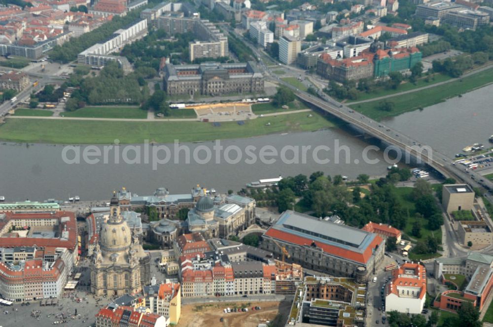 Dresden from above - Blick auf das Altstadtzentrum am Dresdner Elbufer zwischen Augustusbrücke und Carolabrücke (rechts). In der Bildmitte die wiederhergestellte Dresdner Frauenkirche, Coselpalais und die Brühlsche Terasse. View of the old town center on the banks of the Elbe between Dresden Augustus Bridge and Carola Bridge (right). In the middle of the restored Frauenkirche in Dresden, Cosel Palais and the Brühl Terrace.