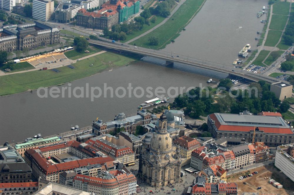 Dresden from the bird's eye view: Blick auf das Altstadtzentrum am Dresdner Elbufer zwischen Augustusbrücke und Carolabrücke (rechts). In der Bildmitte die wiederhergestellte Dresdner Frauenkirche, Coselpalais und die Brühlsche Terasse. View of the old town center on the banks of the Elbe between Dresden Augustus Bridge and Carola Bridge (right). In the middle of the restored Frauenkirche in Dresden, Cosel Palais and the Brühl Terrace.