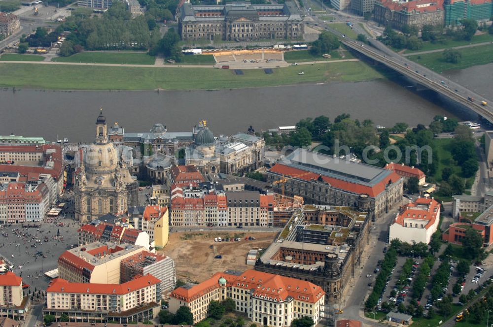 Dresden from above - Blick auf das Altstadtzentrum am Dresdner Elbufer zwischen Augustusbrücke und Carolabrücke (rechts). In der Bildmitte die wiederhergestellte Dresdner Frauenkirche, Coselpalais und die Brühlsche Terasse. View of the old town center on the banks of the Elbe between Dresden Augustus Bridge and Carola Bridge (right). In the middle of the restored Frauenkirche in Dresden, Cosel Palais and the Brühl Terrace.