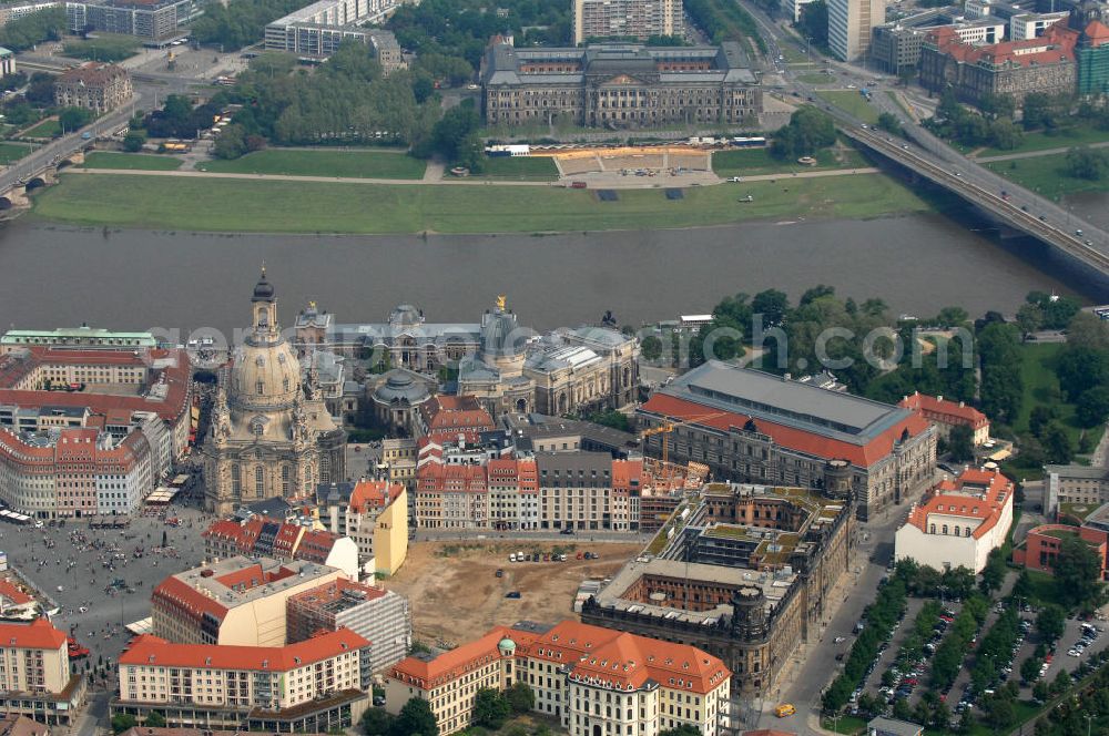 Aerial image Dresden - Blick auf das Altstadtzentrum am Dresdner Elbufer zwischen Augustusbrücke und Carolabrücke (rechts). In der Bildmitte die wiederhergestellte Dresdner Frauenkirche, Coselpalais und die Brühlsche Terasse. View of the old town center on the banks of the Elbe between Dresden Augustus Bridge and Carola Bridge (right). In the middle of the restored Frauenkirche in Dresden, Cosel Palais and the Brühl Terrace.