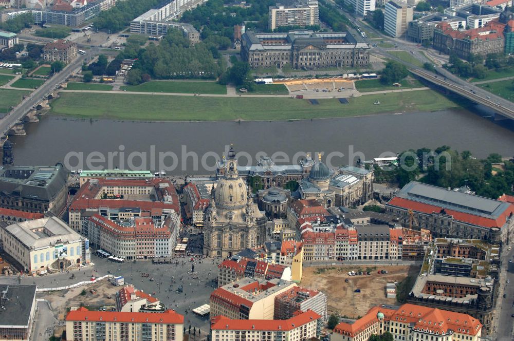 Dresden from above - Blick auf das Altstadtzentrum am Dresdner Elbufer zwischen Augustusbrücke und Carolabrücke (rechts). In der Bildmitte die wiederhergestellte Dresdner Frauenkirche, Coselpalais und die Brühlsche Terasse. View of the old town center on the banks of the Elbe between Dresden Augustus Bridge and Carola Bridge (right). In the middle of the restored Frauenkirche in Dresden, Cosel Palais and the Brühl Terrace.