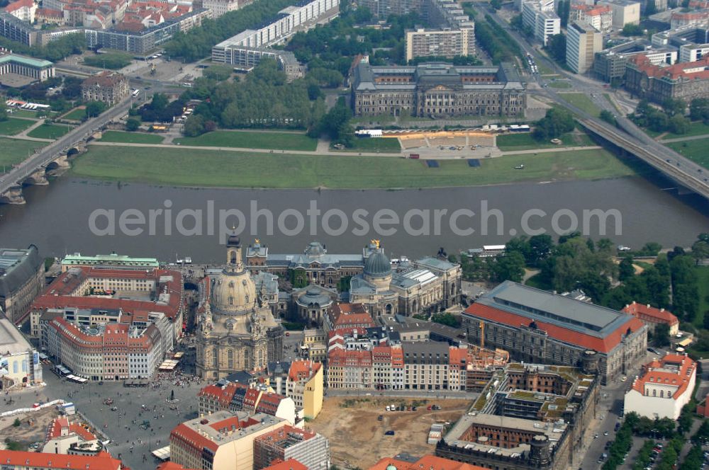 Dresden from the bird's eye view: Blick auf das Altstadtzentrum am Dresdner Elbufer zwischen Augustusbrücke und Carolabrücke (rechts). In der Bildmitte die wiederhergestellte Dresdner Frauenkirche, Coselpalais und die Brühlsche Terasse. View of the old town center on the banks of the Elbe between Dresden Augustus Bridge and Carola Bridge (right). In the middle of the restored Frauenkirche in Dresden, Cosel Palais and the Brühl Terrace.