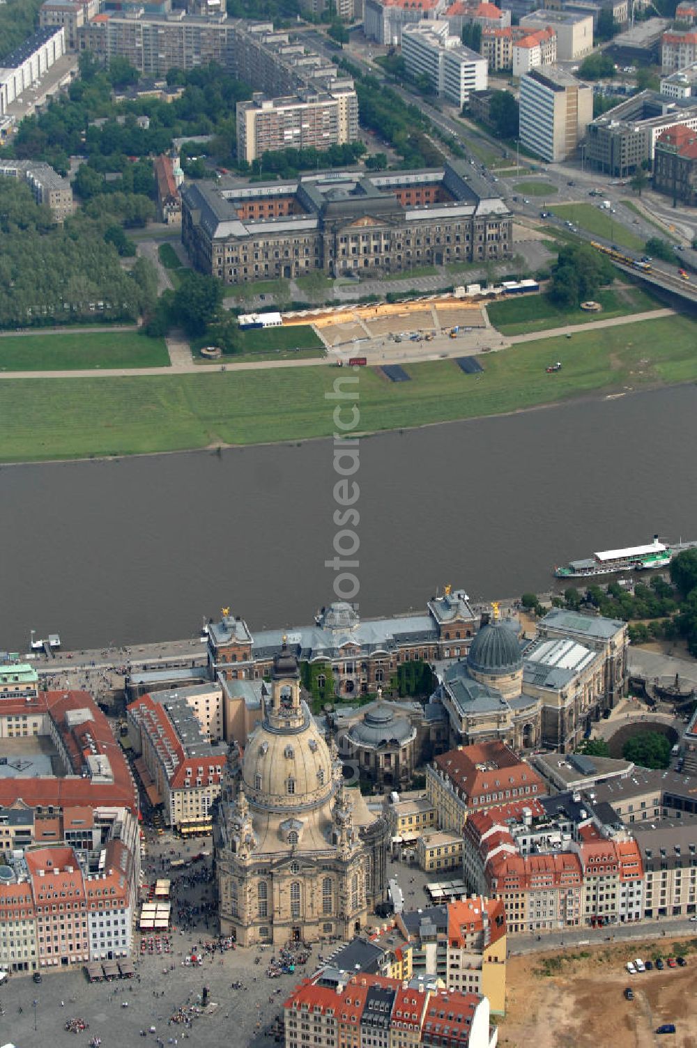 Dresden from above - Blick auf das Altstadtzentrum am Dresdner Elbufer zwischen Augustusbrücke und Carolabrücke (rechts). In der Bildmitte die wiederhergestellte Dresdner Frauenkirche, Coselpalais und die Brühlsche Terasse. View of the old town center on the banks of the Elbe between Dresden Augustus Bridge and Carola Bridge (right). In the middle of the restored Frauenkirche in Dresden, Cosel Palais and the Brühl Terrace.