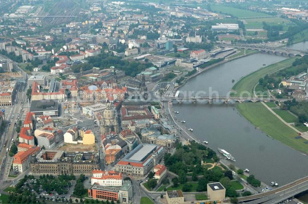 Dresden from the bird's eye view: Blick auf das Altstadtzentrum am Dresdner Elbufer. Im Vordergrund das Polizeipräsidium an der Schießgasse, links davon das Stadtmuseum an der Landhausstraße. View of the old town center at Dresden. In the foreground the police headquarters and left the town museum.