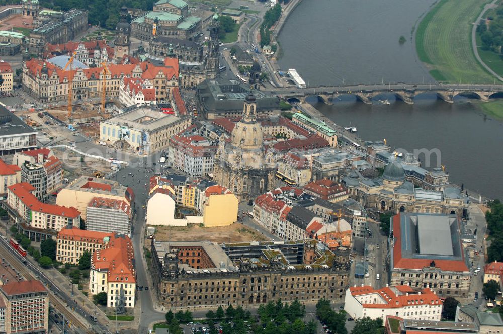 Aerial photograph Dresden - Blick auf das Altstadtzentrum am Dresdner Elbufer. Im Vordergrund das Polizeipräsidium an der Schießgasse, links davon das Stadtmuseum an der Landhausstraße. View of the old town center at Dresden. In the foreground the police headquarters and left the town museum.