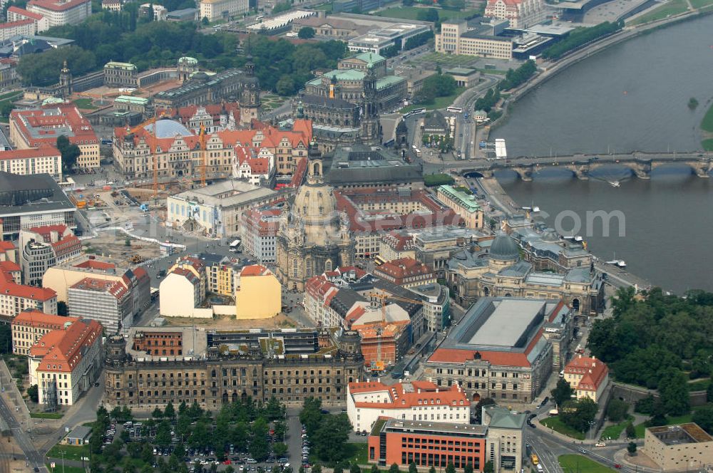 Dresden from above - Blick auf das Altstadtzentrum am Dresdner Elbufer. Im Vordergrund das Polizeipräsidium an der Schießgasse, links davon das Stadtmuseum an der Landhausstraße. View of the old town center at Dresden. In the foreground the police headquarters and left the town museum.