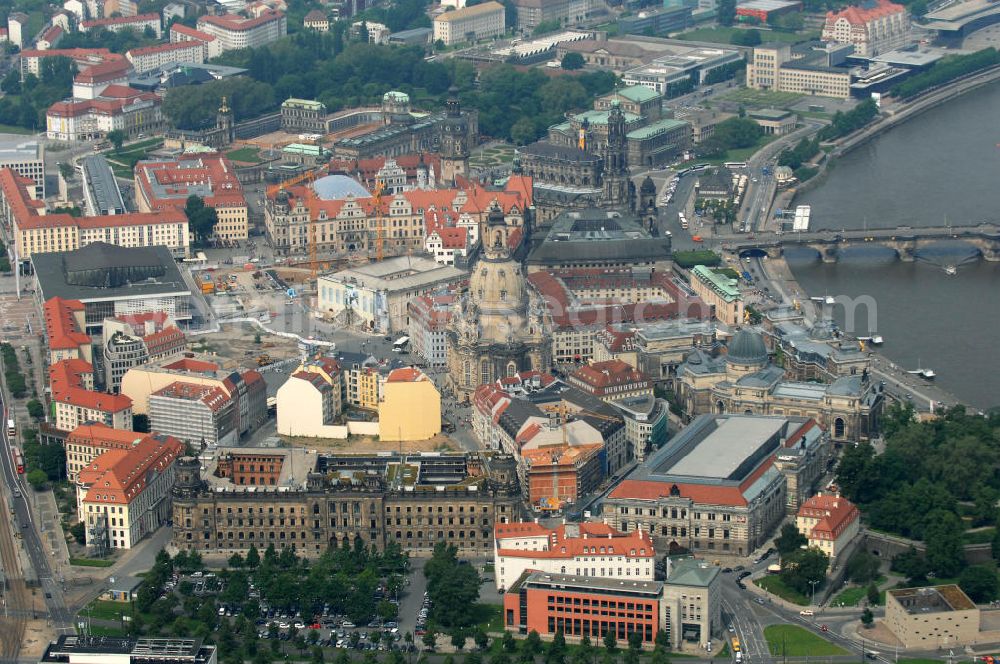 Aerial image Dresden - Blick auf das Altstadtzentrum am Dresdner Elbufer. Im Vordergrund das Polizeipräsidium an der Schießgasse, links davon das Stadtmuseum an der Landhausstraße. View of the old town center at Dresden. In the foreground the police headquarters and left the town museum.