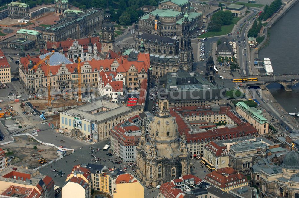 Dresden from the bird's eye view: Blick auf das Altstadtzentrum am Dresdner Elbufer. Im Vordergrund die Dresdner Frauenkirche , rechts davon die Brühlschen Terassen mit der Hochschule für Bildende Künste Dresden. Dahinter das HILTON Hotel an der Töpferstrasse. Im Hintergrund der historische Altstadtkern mit dem Stadtschloß und der Kathedrale Dresden (ehemalige Hofkirche) und die Semperoper. View the old town center at the Dresden Elbe. In the foreground the Dresden Frauenkirche, right the Brühl Terraces with the College of Fine Arts in Dresden.