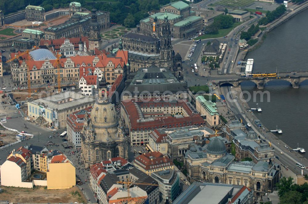 Aerial image Dresden - Blick auf das Altstadtzentrum am Dresdner Elbufer. Im Vordergrund die Dresdner Frauenkirche , rechts davon die Brühlschen Terassen mit der Hochschule für Bildende Künste Dresden. Dahinter das HILTON Hotel an der Töpferstrasse. Im Hintergrund der historische Altstadtkern mit dem Stadtschloß und der Kathedrale Dresden (ehemalige Hofkirche) und die Semperoper. View the old town center at the Dresden Elbe. In the foreground the Dresden Frauenkirche, right the Brühl Terraces with the College of Fine Arts in Dresden.