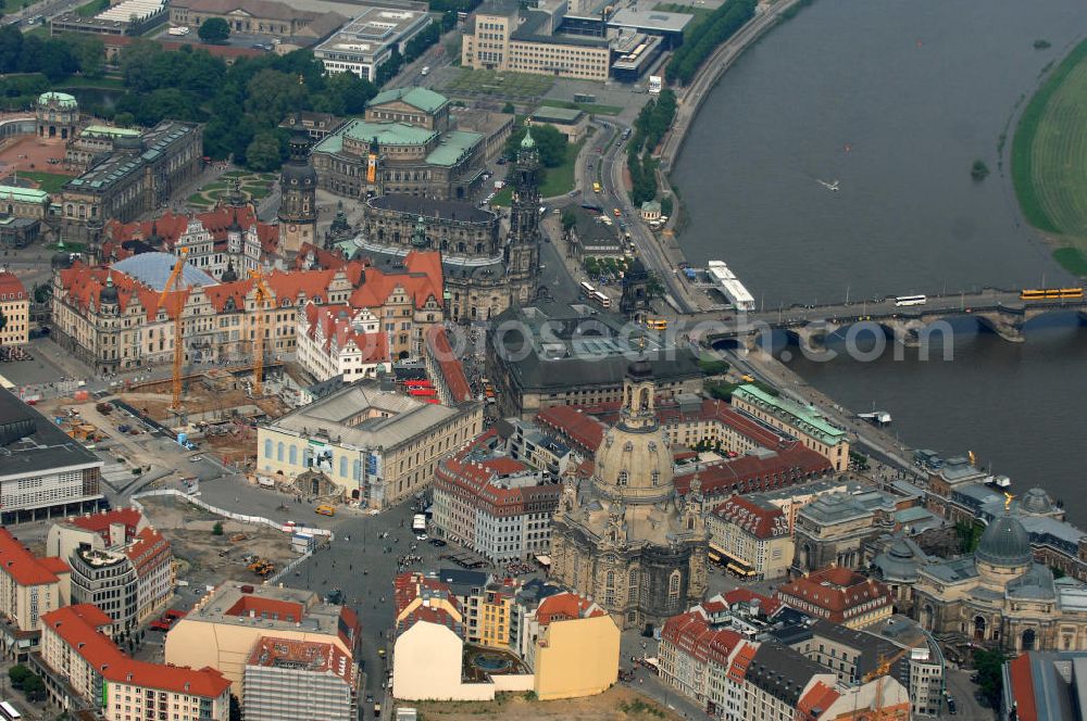 Aerial photograph Dresden - Blick auf das Altstadtzentrum am Dresdner Elbufer. Im Vordergrund die Dresdner Frauenkirche , rechts davon die Brühlschen Terassen mit der Hochschule für Bildende Künste Dresden. Dahinter das HILTON Hotel an der Töpferstrasse. Im Hintergrund der historische Altstadtkern mit dem Stadtschloß und der Kathedrale Dresden (ehemalige Hofkirche) und die Semperoper. View the old town center at the Dresden Elbe. In the foreground the Dresden Frauenkirche, right the Brühl Terraces with the College of Fine Arts in Dresden.