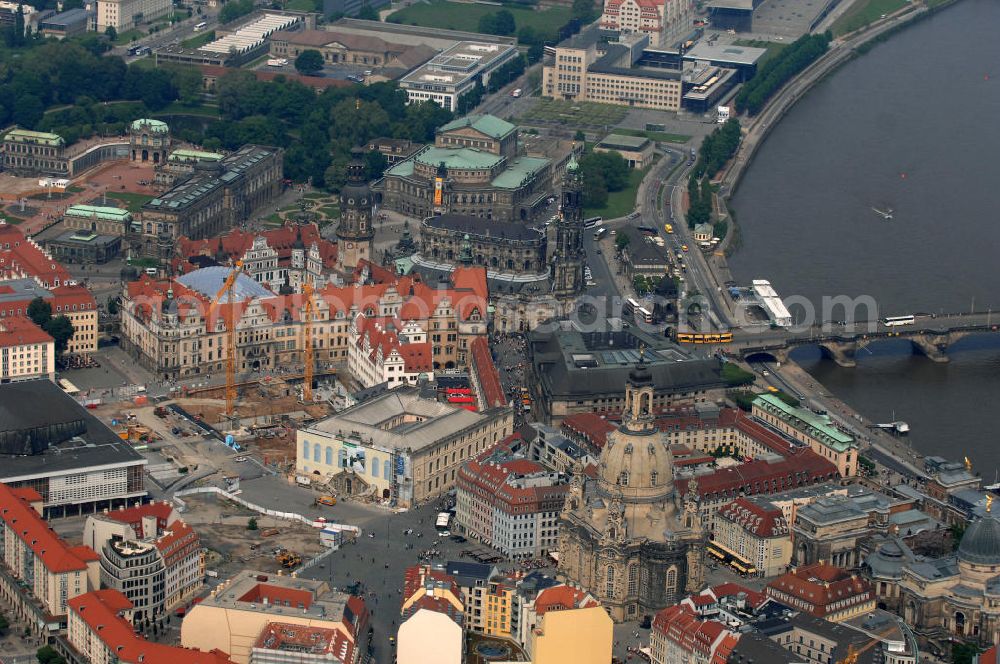 Dresden from above - Blick auf das Altstadtzentrum am Dresdner Elbufer. Im Vordergrund die Dresdner Frauenkirche , rechts davon die Brühlschen Terassen mit der Hochschule für Bildende Künste Dresden. Dahinter das HILTON Hotel an der Töpferstrasse. Im Hintergrund der historische Altstadtkern mit dem Stadtschloß und der Kathedrale Dresden (ehemalige Hofkirche) und die Semperoper. View the old town center at the Dresden Elbe. In the foreground the Dresden Frauenkirche, right the Brühl Terraces with the College of Fine Arts in Dresden.