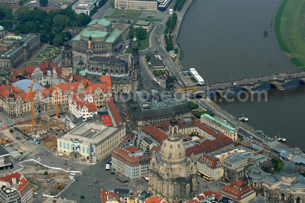 Dresden from the bird's eye view: Blick auf das Altstadtzentrum am Dresdner Elbufer. Im Vordergrund die Dresdner Frauenkirche , rechts davon die Brühlschen Terassen mit der Hochschule für Bildende Künste Dresden. Dahinter das HILTON Hotel an der Töpferstrasse. Im Hintergrund der historische Altstadtkern mit dem Stadtschloß und der Kathedrale Dresden (ehemalige Hofkirche) und die Semperoper. View the old town center at the Dresden Elbe. In the foreground the Dresden Frauenkirche, right the Brühl Terraces with the College of Fine Arts in Dresden.