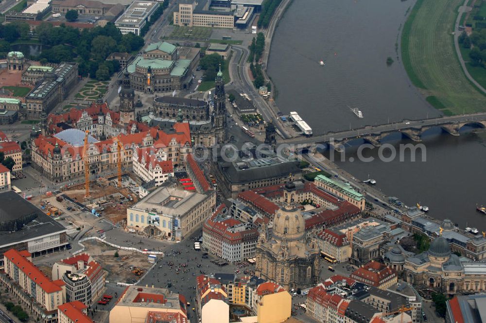 Aerial image Dresden - Blick auf das Altstadtzentrum am Dresdner Elbufer. Im Vordergrund die Dresdner Frauenkirche , rechts davon die Brühlschen Terassen mit der Hochschule für Bildende Künste Dresden. Dahinter das HILTON Hotel an der Töpferstrasse. Im Hintergrund der historische Altstadtkern mit dem Stadtschloß und der Kathedrale Dresden (ehemalige Hofkirche) und die Semperoper. View the old town center at the Dresden Elbe. In the foreground the Dresden Frauenkirche, right the Brühl Terraces with the College of Fine Arts in Dresden.