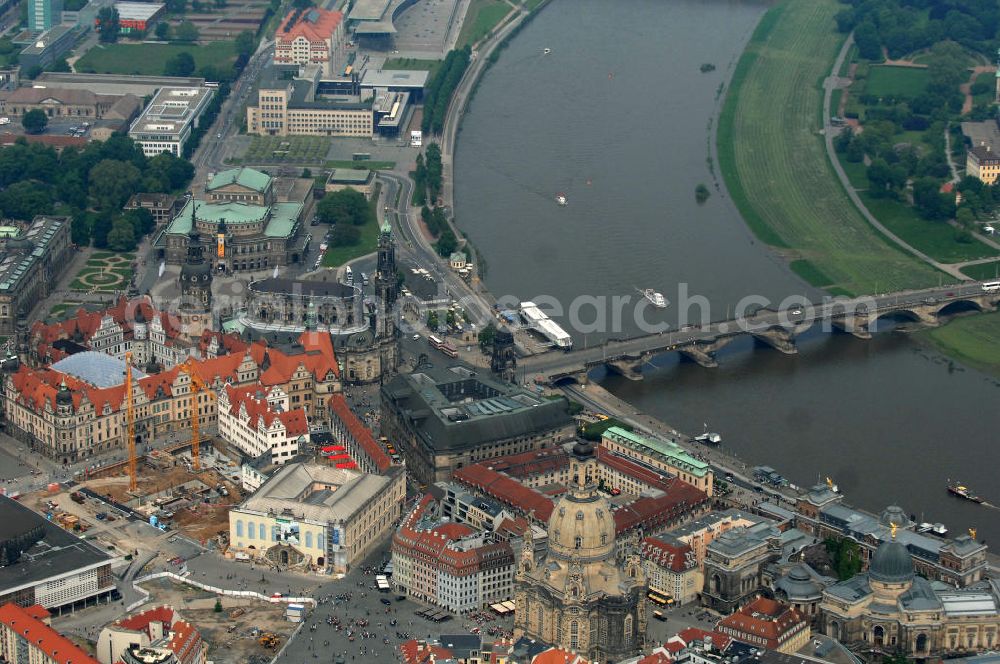 Aerial photograph Dresden - Blick auf das Altstadtzentrum am Dresdner Elbufer. Im Vordergrund die Dresdner Frauenkirche , rechts davon die Brühlschen Terassen mit der Hochschule für Bildende Künste Dresden. Dahinter das HILTON Hotel an der Töpferstrasse. Im Hintergrund der historische Altstadtkern mit dem Stadtschloß und der Kathedrale Dresden (ehemalige Hofkirche) und die Semperoper. View the old town center at the Dresden Elbe. In the foreground the Dresden Frauenkirche, right the Brühl Terraces with the College of Fine Arts in Dresden.