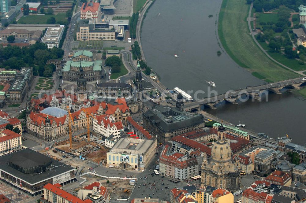 Dresden from above - Blick auf das Altstadtzentrum am Dresdner Elbufer. Im Vordergrund die Dresdner Frauenkirche , rechts davon die Brühlschen Terassen mit der Hochschule für Bildende Künste Dresden. Dahinter das HILTON Hotel an der Töpferstrasse. Im Hintergrund der historische Altstadtkern mit dem Stadtschloß und der Kathedrale Dresden (ehemalige Hofkirche) und die Semperoper. View the old town center at the Dresden Elbe. In the foreground the Dresden Frauenkirche, right the Brühl Terraces with the College of Fine Arts in Dresden.