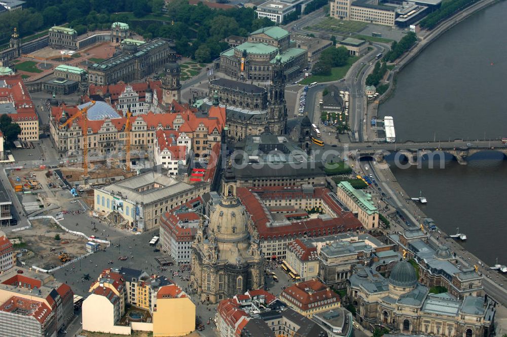 Aerial image Dresden - Blick auf das Altstadtzentrum am Dresdner Elbufer. Im Vordergrund die Dresdner Frauenkirche , rechts davon die Brühlschen Terassen mit der Hochschule für Bildende Künste Dresden. Dahinter das HILTON Hotel an der Töpferstrasse. Im Hintergrund der historische Altstadtkern mit dem Stadtschloß und der Kathedrale Dresden (ehemalige Hofkirche) und die Semperoper. View the old town center at the Dresden Elbe. In the foreground the Dresden Frauenkirche, right the Brühl Terraces with the College of Fine Arts in Dresden.