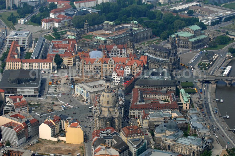 Aerial photograph Dresden - Blick auf das Altstadtzentrum am Dresdner Elbufer. Im Vordergrund die Dresdner Frauenkirche , rechts davon die Brühlschen Terassen mit der Hochschule für Bildende Künste Dresden. Dahinter das HILTON Hotel an der Töpferstrasse. Im Hintergrund der historische Altstadtkern mit dem Stadtschloß und der Kathedrale Dresden (ehemalige Hofkirche) und die Semperoper. View the old town center at the Dresden Elbe. In the foreground the Dresden Frauenkirche, right the Brühl Terraces with the College of Fine Arts in Dresden.