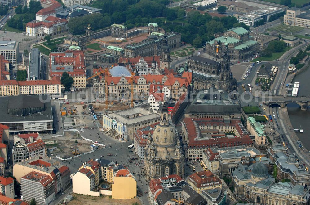 Dresden from above - Blick auf das Altstadtzentrum am Dresdner Elbufer. Im Vordergrund die Dresdner Frauenkirche , rechts davon die Brühlschen Terassen mit der Hochschule für Bildende Künste Dresden. Dahinter das HILTON Hotel an der Töpferstrasse. Im Hintergrund der historische Altstadtkern mit dem Stadtschloß und der Kathedrale Dresden (ehemalige Hofkirche) und die Semperoper. View the old town center at the Dresden Elbe. In the foreground the Dresden Frauenkirche, right the Brühl Terraces with the College of Fine Arts in Dresden.