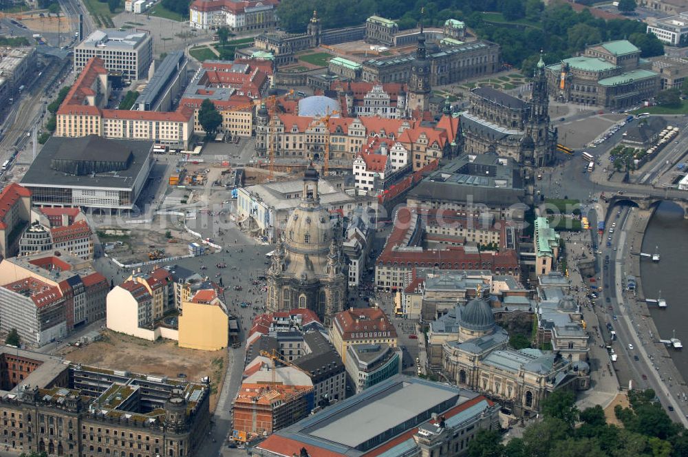 Dresden from the bird's eye view: Blick auf das Altstadtzentrum am Dresdner Elbufer. Im Vordergrund die Dresdner Frauenkirche , rechts davon die Brühlschen Terassen mit der Hochschule für Bildende Künste Dresden. Dahinter das HILTON Hotel an der Töpferstrasse. Im Hintergrund der historische Altstadtkern mit dem Stadtschloß und der Kathedrale Dresden (ehemalige Hofkirche) und die Semperoper. View the old town center at the Dresden Elbe. In the foreground the Dresden Frauenkirche, right the Brühl Terraces with the College of Fine Arts in Dresden.