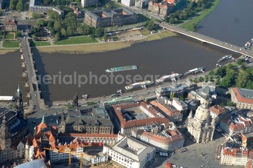 Dresden from above - Blick auf das Altstadtzentrum am Dresdner Elbufer zwischen Augustusbrücke und Carolabrücke (rechts). In der Bildmitte die wiederhergestellte Dresdner Frauenkirche, Coselpalais und die Brühlsche Terasse. View of the old town center on the banks of the Elbe between Dresden Augustus Bridge and Carola Bridge (right). In the middle of the restored Frauenkirche in Dresden, Cosel Palais and the Brühl Terrace.