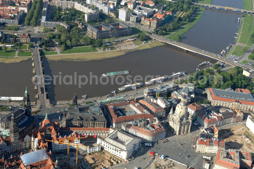 Dresden from the bird's eye view: Blick auf das Altstadtzentrum am Dresdner Elbufer zwischen Augustusbrücke und Carolabrücke (rechts). In der Bildmitte die wiederhergestellte Dresdner Frauenkirche, Coselpalais und die Brühlsche Terasse. View of the old town center on the banks of the Elbe between Dresden Augustus Bridge and Carola Bridge (right). In the middle of the restored Frauenkirche in Dresden, Cosel Palais and the Brühl Terrace.