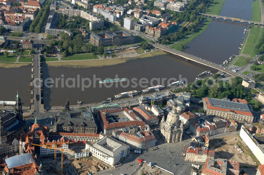 Aerial image Dresden - Blick auf das Altstadtzentrum am Dresdner Elbufer zwischen Augustusbrücke und Carolabrücke (rechts). In der Bildmitte die wiederhergestellte Dresdner Frauenkirche, Coselpalais und die Brühlsche Terasse. View of the old town center on the banks of the Elbe between Dresden Augustus Bridge and Carola Bridge (right). In the middle of the restored Frauenkirche in Dresden, Cosel Palais and the Brühl Terrace.