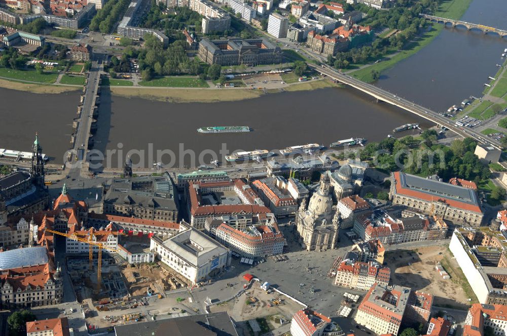 Aerial photograph Dresden - Blick auf das Altstadtzentrum am Dresdner Elbufer zwischen Augustusbrücke und Carolabrücke (rechts). In der Bildmitte die wiederhergestellte Dresdner Frauenkirche, Coselpalais und die Brühlsche Terasse. View of the old town center on the banks of the Elbe between Dresden Augustus Bridge and Carola Bridge (right). In the middle of the restored Frauenkirche in Dresden, Cosel Palais and the Brühl Terrace.