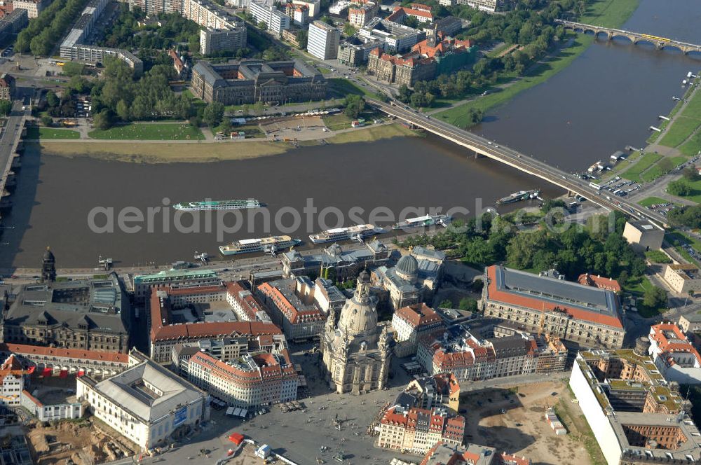 Dresden from above - Blick auf das Altstadtzentrum am Dresdner Elbufer zwischen Augustusbrücke und Carolabrücke (rechts). In der Bildmitte die wiederhergestellte Dresdner Frauenkirche, Coselpalais und die Brühlsche Terasse. View of the old town center on the banks of the Elbe between Dresden Augustus Bridge and Carola Bridge (right). In the middle of the restored Frauenkirche in Dresden, Cosel Palais and the Brühl Terrace.