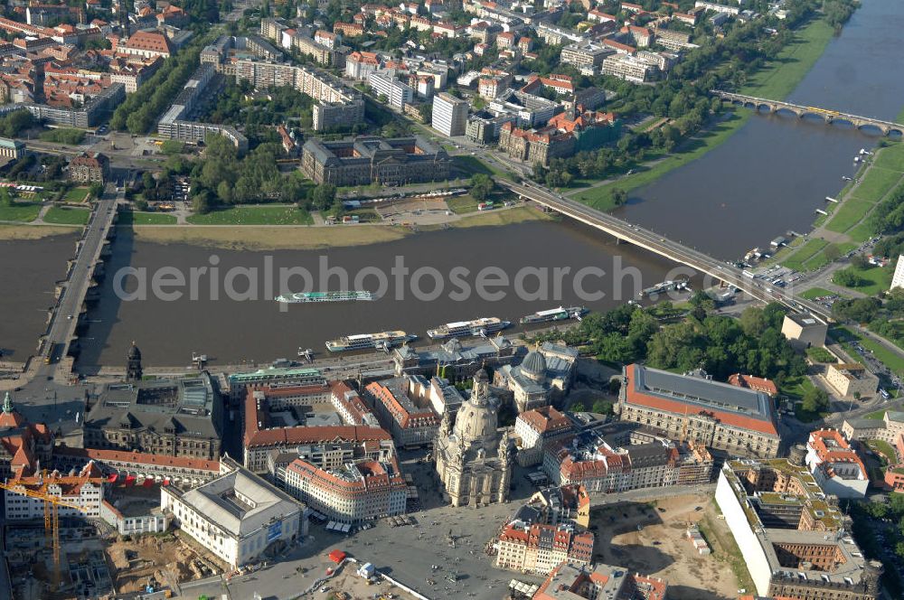 Dresden from the bird's eye view: Blick auf das Altstadtzentrum am Dresdner Elbufer zwischen Augustusbrücke und Carolabrücke (rechts). In der Bildmitte die wiederhergestellte Dresdner Frauenkirche, Coselpalais und die Brühlsche Terasse. View of the old town center on the banks of the Elbe between Dresden Augustus Bridge and Carola Bridge (right). In the middle of the restored Frauenkirche in Dresden, Cosel Palais and the Brühl Terrace.