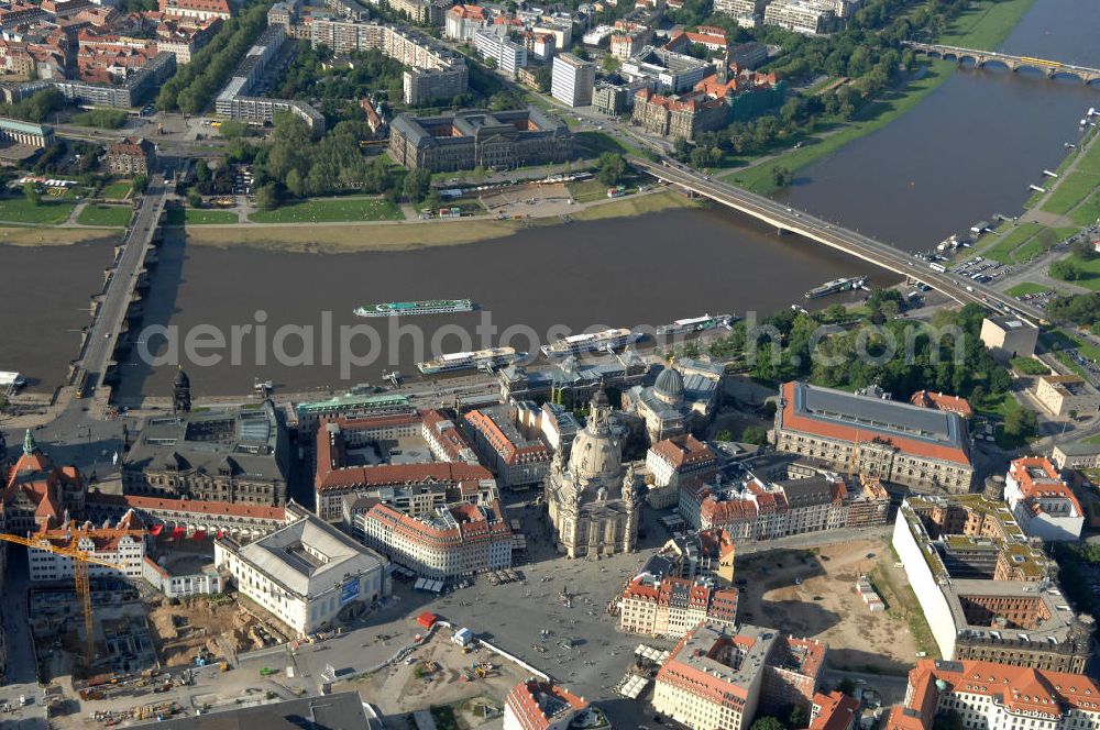 Aerial image Dresden - Blick auf das Altstadtzentrum am Dresdner Elbufer zwischen Augustusbrücke und Carolabrücke (rechts). In der Bildmitte die wiederhergestellte Dresdner Frauenkirche, Coselpalais und die Brühlsche Terasse. View of the old town center on the banks of the Elbe between Dresden Augustus Bridge and Carola Bridge (right). In the middle of the restored Frauenkirche in Dresden, Cosel Palais and the Brühl Terrace.