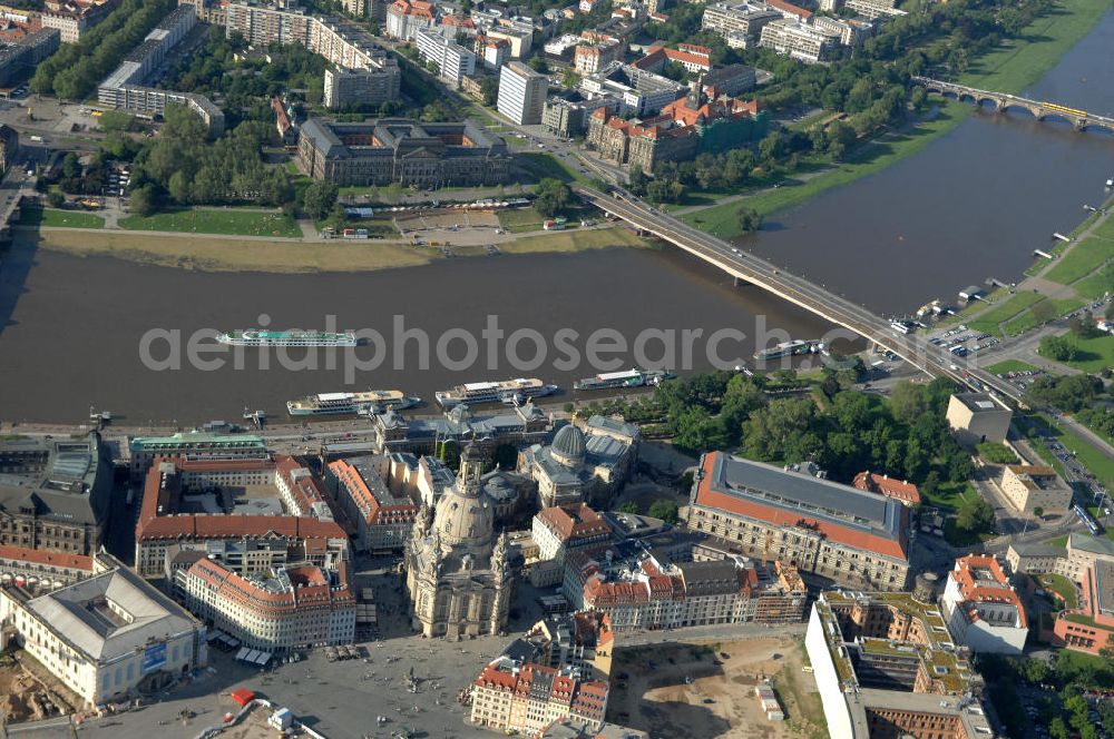 Aerial photograph Dresden - Blick auf das Altstadtzentrum am Dresdner Elbufer zwischen Augustusbrücke und Carolabrücke (rechts). In der Bildmitte die wiederhergestellte Dresdner Frauenkirche, Coselpalais und die Brühlsche Terasse. View of the old town center on the banks of the Elbe between Dresden Augustus Bridge and Carola Bridge (right). In the middle of the restored Frauenkirche in Dresden, Cosel Palais and the Brühl Terrace.