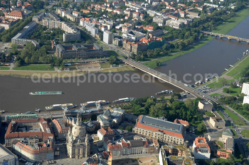 Dresden from above - Blick auf das Altstadtzentrum am Dresdner Elbufer zwischen Augustusbrücke und Carolabrücke (rechts). In der Bildmitte die wiederhergestellte Dresdner Frauenkirche, Coselpalais und die Brühlsche Terasse. View of the old town center on the banks of the Elbe between Dresden Augustus Bridge and Carola Bridge (right). In the middle of the restored Frauenkirche in Dresden, Cosel Palais and the Brühl Terrace.