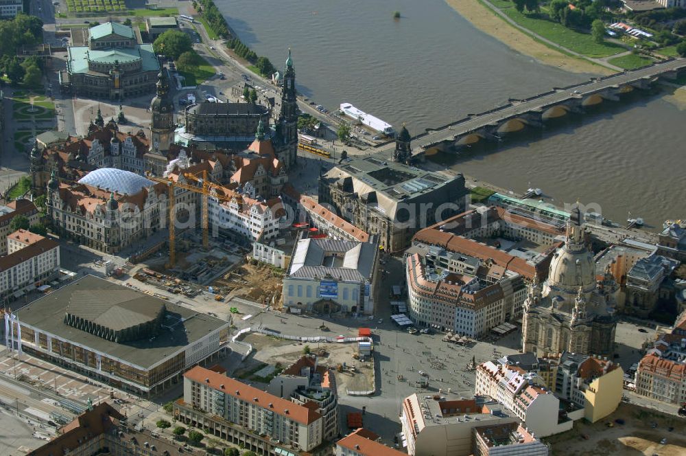 Dresden from the bird's eye view: Blick auf das Dresdner Altstadtzentrum mit Frauenkirche und Dresdner Schloss . Im Hintergrund die touristischen Besuchermagneten Hofkirche, Semperoper und Theaterplatz der sächsischen Metropole. View of the old town center with Dresdner Frauenkirche and Dresden Castle. In the background the tourist attractions for visitors Court Church, Semper Opera and theater space of the Saxon capital.