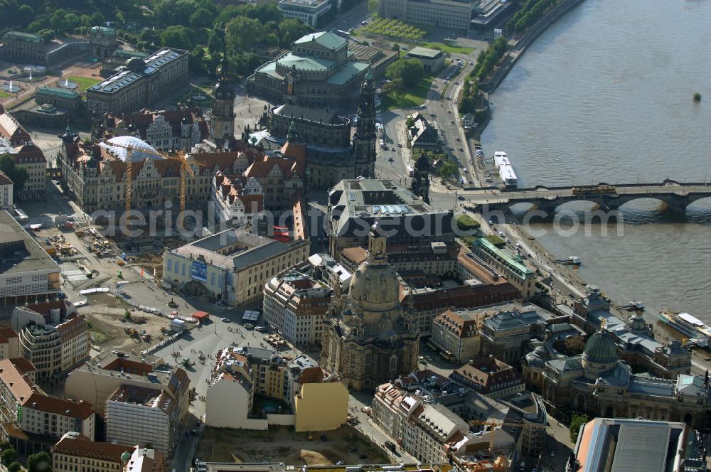 Dresden from above - Blick auf das Dresdner Altstadtzentrum mit Frauenkirche und Dresdner Schloss . Im Hintergrund die touristischen Besuchermagneten Hofkirche, Semperoper und Theaterplatz der sächsischen Metropole. View of the old town center with Dresdner Frauenkirche and Dresden Castle. In the background the tourist attractions for visitors Court Church, Semper Opera and theater space of the Saxon capital.