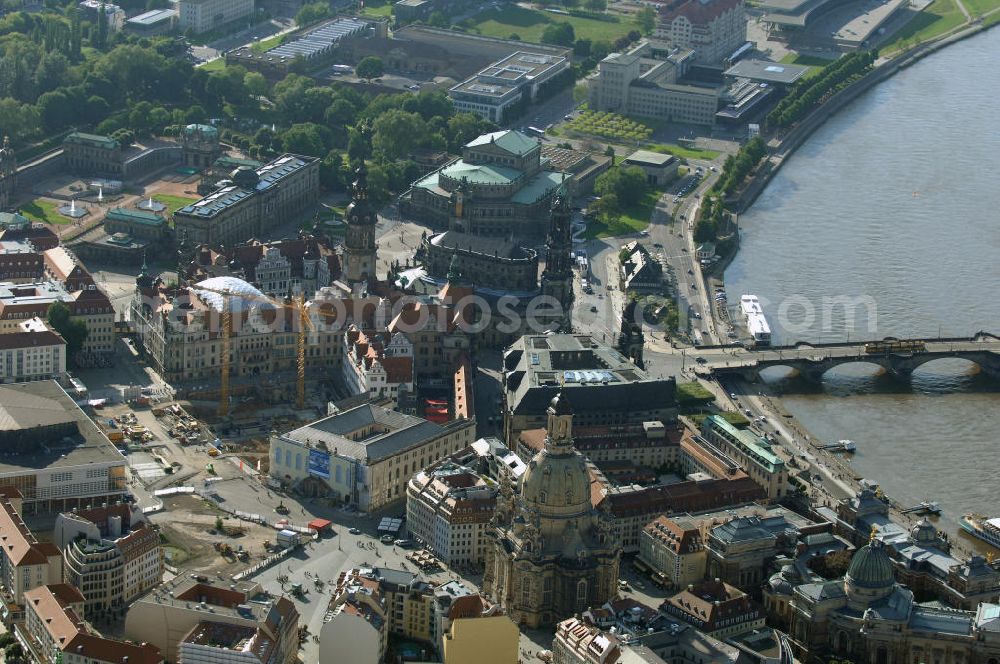 Dresden from the bird's eye view: Blick auf das Dresdner Altstadtzentrum mit Frauenkirche und Dresdner Schloss . Im Hintergrund die touristischen Besuchermagneten Hofkirche, Semperoper und Theaterplatz der sächsischen Metropole. View of the old town center with Dresdner Frauenkirche and Dresden Castle. In the background the tourist attractions for visitors Court Church, Semper Opera and theater space of the Saxon capital.