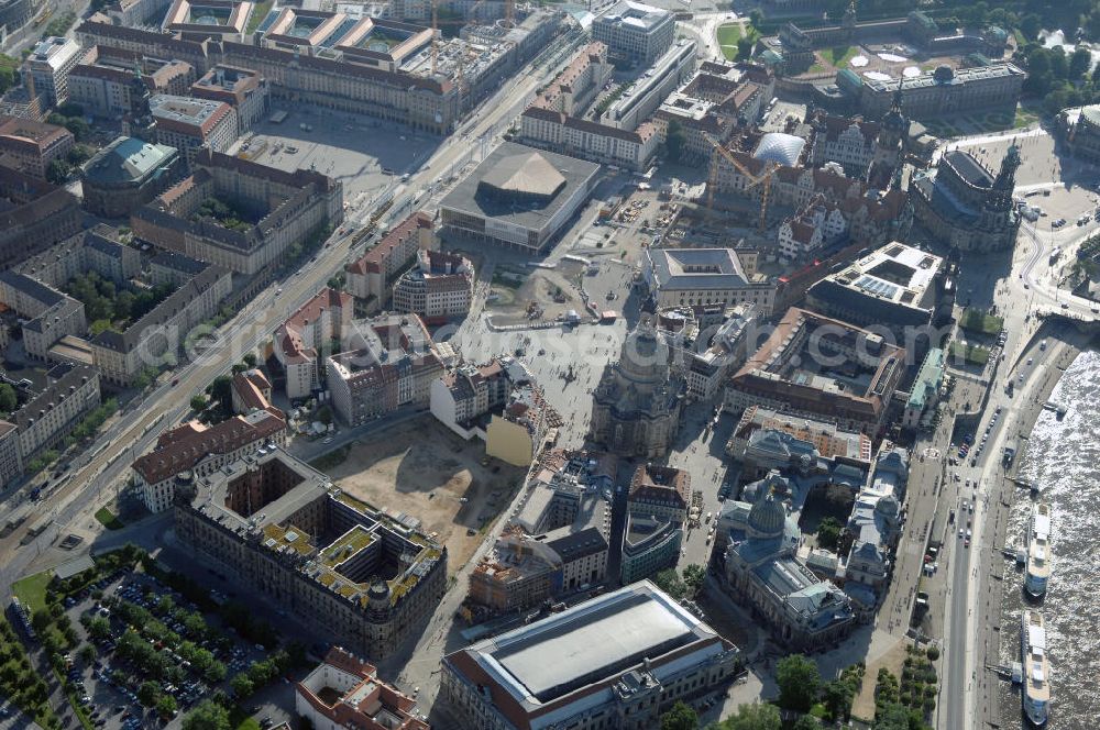 Aerial image Dresden - Blick auf das Altstadtzentrum am Dresdner Elbufer. Im Vordergrund das Polizeipräsidium an der Schießgasse, links davon das Stadtmuseum an der Landhausstraße. View of the old town center at Dresden. In the foreground the police headquarters and left the town museum.