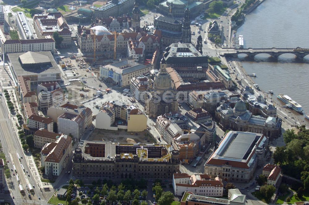 Aerial photograph Dresden - Blick auf das Altstadtzentrum am Dresdner Elbufer. Im Vordergrund das Polizeipräsidium an der Schießgasse, links davon das Stadtmuseum an der Landhausstraße. View of the old town center at Dresden. In the foreground the police headquarters and left the town museum.