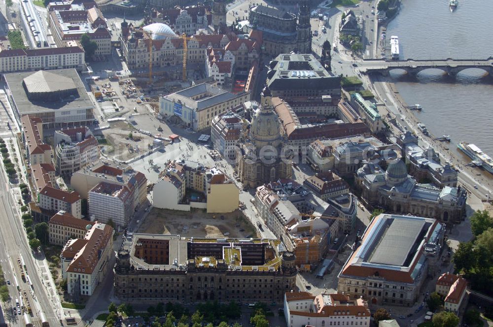 Dresden from above - Blick auf das Altstadtzentrum am Dresdner Elbufer. Im Vordergrund das Polizeipräsidium an der Schießgasse, links davon das Stadtmuseum an der Landhausstraße. View of the old town center at Dresden. In the foreground the police headquarters and left the town museum.